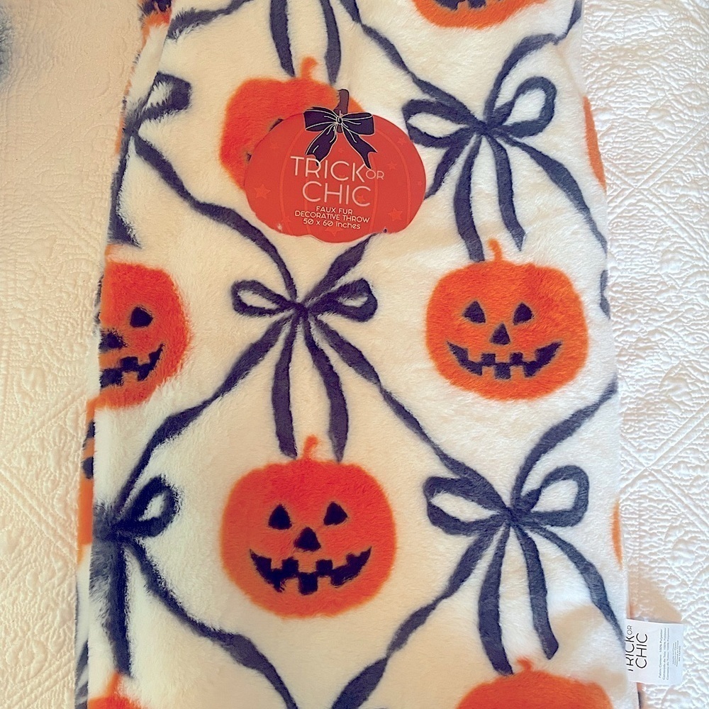 Trick or Chic Halloween pumpkins and ribbon bows‎ faux fur 50x60 inches